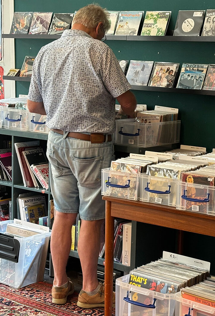 Snuffel lekker rond in de platen bakken bij Bas Vinyl